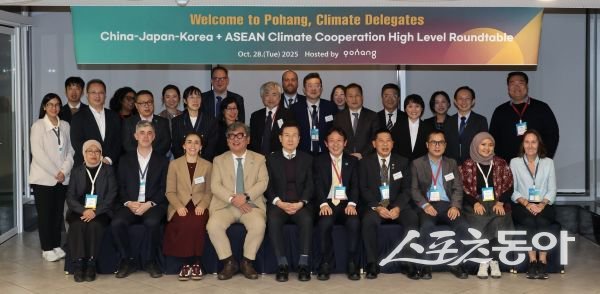 한·중·일 및 ASEAN 주요국 고위급 기후 대표단이 28일 포항시 주최한 환영 만찬에 참석해 기념 촬영을 하고 있는 모습. 사진제공ㅣ포항시