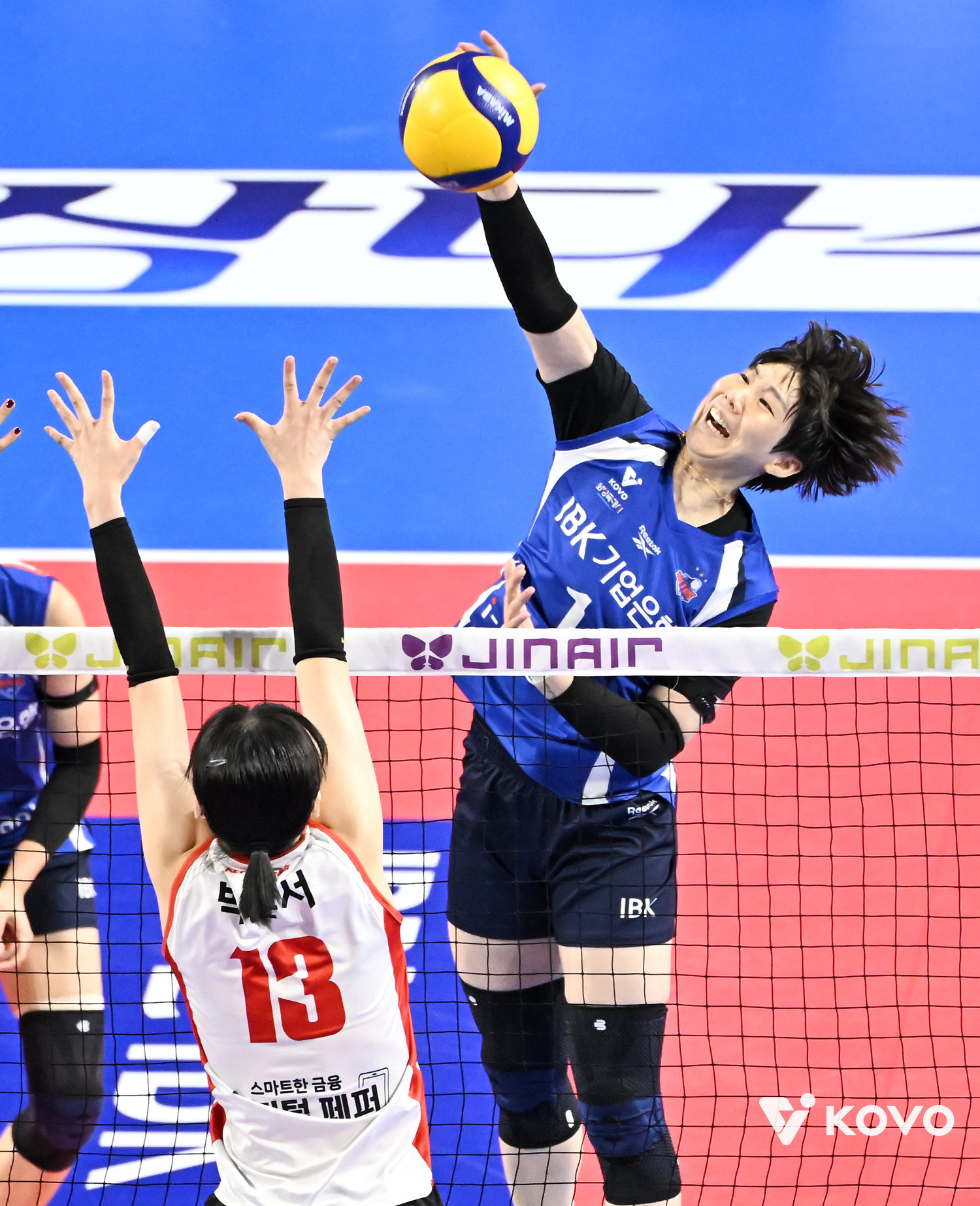 IBK기업은행 이소영(오른쪽)이 24일 화성체육관에서 열린 페퍼저축은행과 V리그 여자부 홈경기서 스파이크 공격을 하고 있다. 그러나 그는 훈련 중 오른쪽 어깨 부상을 당했다. 사진제공|KOVO