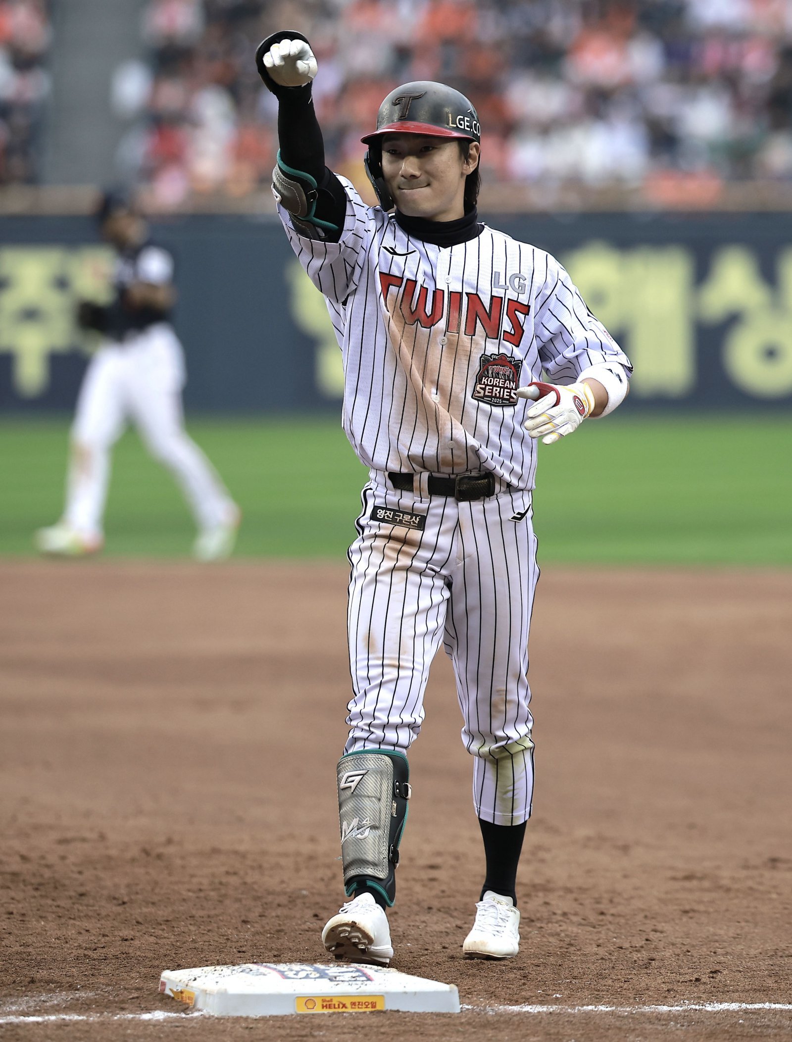 LG 신민재는 대주자 스페셜리스트로 시작해 주전 2루수로 성장했다. 1군 데뷔 초에는 주루 능력만 부각됐지만, 지금은 공격과 수비, 주루까지 3박자를 갖춘 6각형 내야수로 평가받는다. 26일 잠실구장서 열린 한화와 KS 1차전 6회말 2타점 적시타를 쳐낸 뒤 환호하는 신민재. 뉴시스