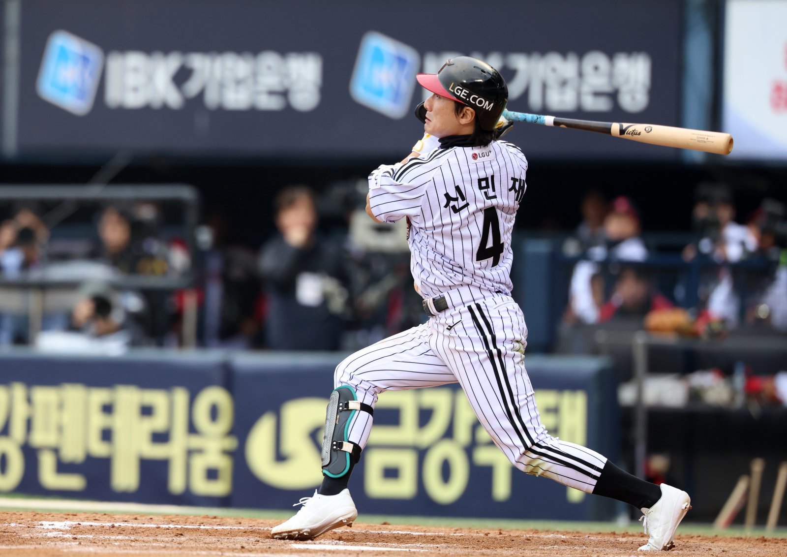 LG 신민재는 대주자 스페셜리스트로 시작해 주전 2루수로 성장했다. 1군 데뷔 초에는 주루 능력만 부각됐지만, 지금은 공격과 수비, 주루까지 3박자를 갖춘 6각형 내야수로 평가받는다. 26일 잠실구장서 열린 한화와 KS 1차전 6회말 안타를 쳐낸 뒤 타구를 응시하는 신민재. 뉴시스