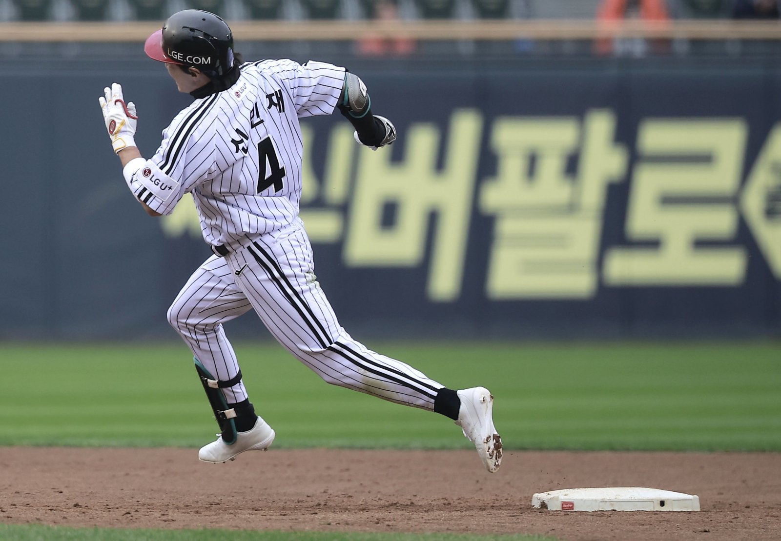LG 신민재는 대주자 스페셜리스트로 시작해 주전 2루수로 성장했다. 1군 데뷔 초에는 주루 능력만 부각됐지만, 지금은 공격과 수비, 주루까지 3박자를 갖춘 6각형 내야수로 평가받는다. 26일 잠실구장서 열린 한화와 KS 1차전 5회말 3루로 달리는 신민재. 뉴시스