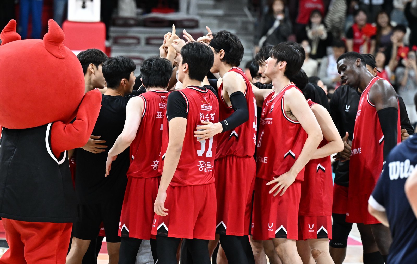 28일 삼성-SK전을 끝으로 ‘2025~2026 LG전자 프로농구’ 1라운드가 마무리됐다. 유도훈 감독이 부임한 정관장은 LG와 공동 1위로 1라운드를 마치며 모두를 놀라게 했다. 사진제공|KBL