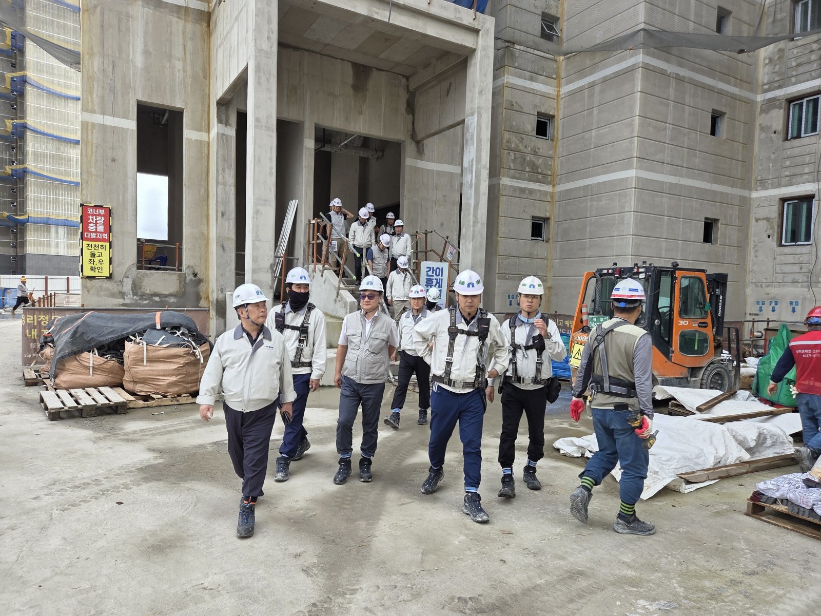 인천 검단지구 AB20-2블록 공사현장에서 안전·품질 합동점검을 진행하는 모습. 사진제공 |중흥그룹