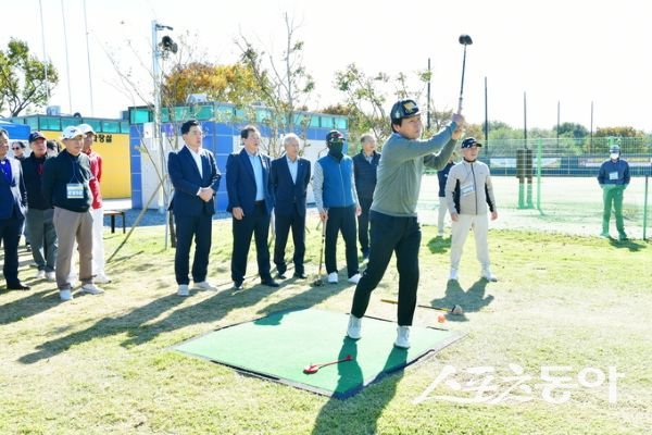 ‘제7회 경산시장배 파크골프 대회’가 지난 27일 경산하양물빛파크골프장에서 개최돼 조현일 경산시장이 시타를 하고 있는 모습. 사진제공ㅣ경산시