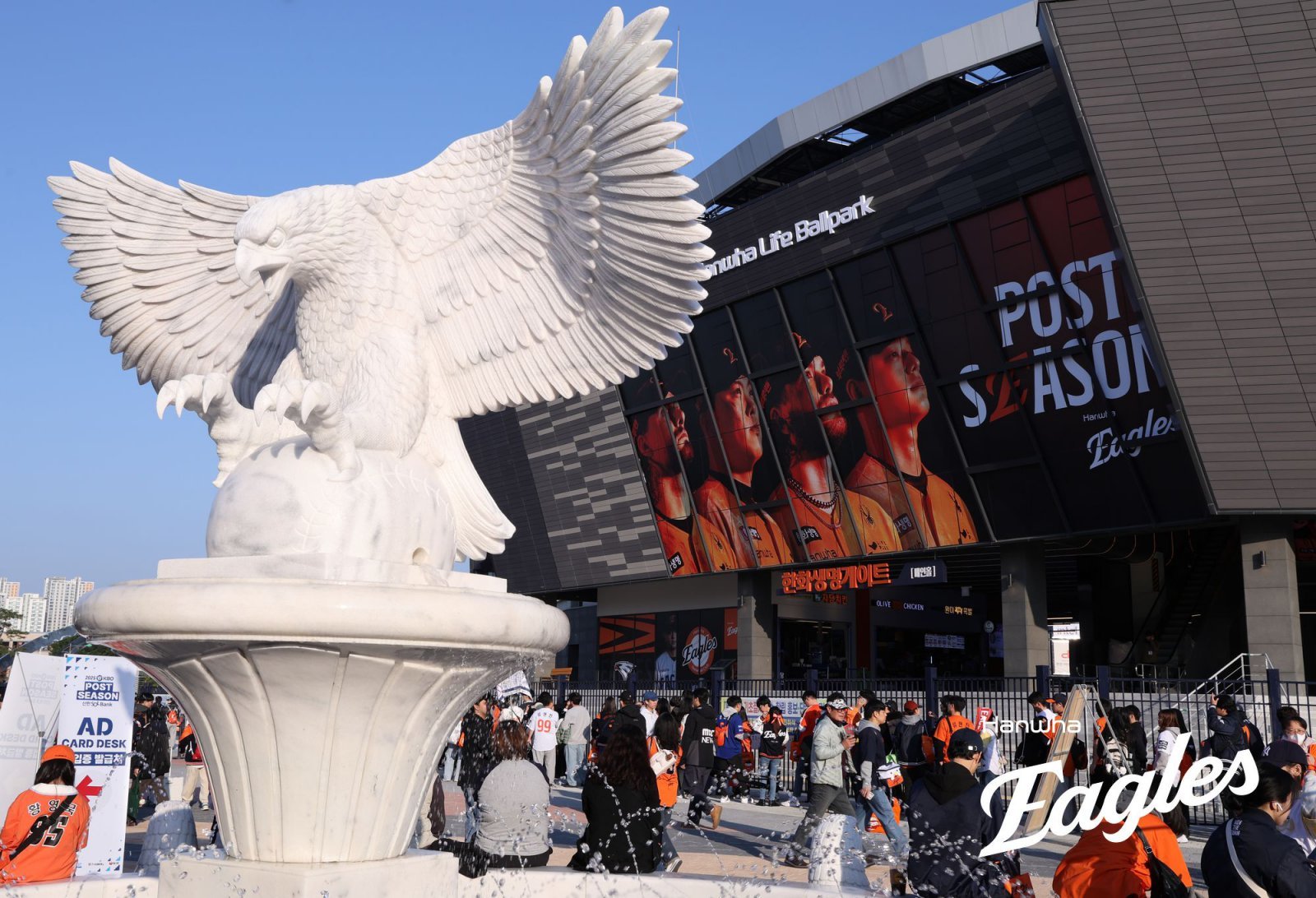 29일 대전한화생명볼파크에서 ‘2025 신한 SOL 뱅크 KBO PS’ LG와 한화의 한국시리즈 3차전이 열렸다. 경기 시작 3~4시간 전부터 대전 구장 주위에선 주홍빛 유니폼을 입은 팬들을 쉽게 찾아볼 수 있었다. 사진제공｜한화 이글스