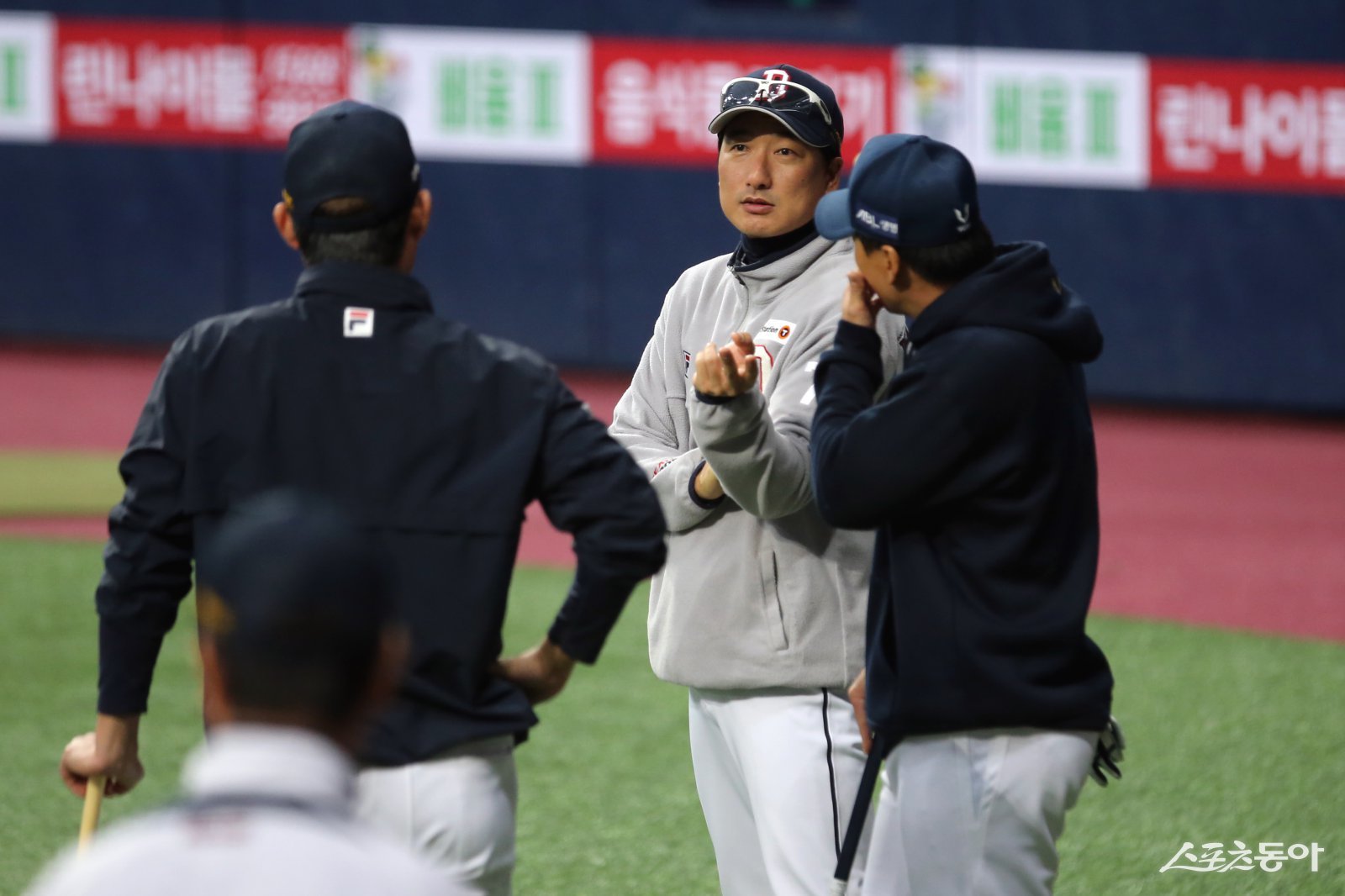정재훈 코치(가운데)가 친정팀 두산으로 복귀한다. 정 코치는 현역 시절 2015년(롯데)을 제외하면 두산에서만 뛰었다. 2018년부터 2023년까진 두산의 불펜, 투수코치를 맡았다. 지난 2년간(2024~2025년) KIA에서 투수들을 지도한 뒤 다시 친정팀 유니폼을 입게 됐다. 사진제공|두산 베어스