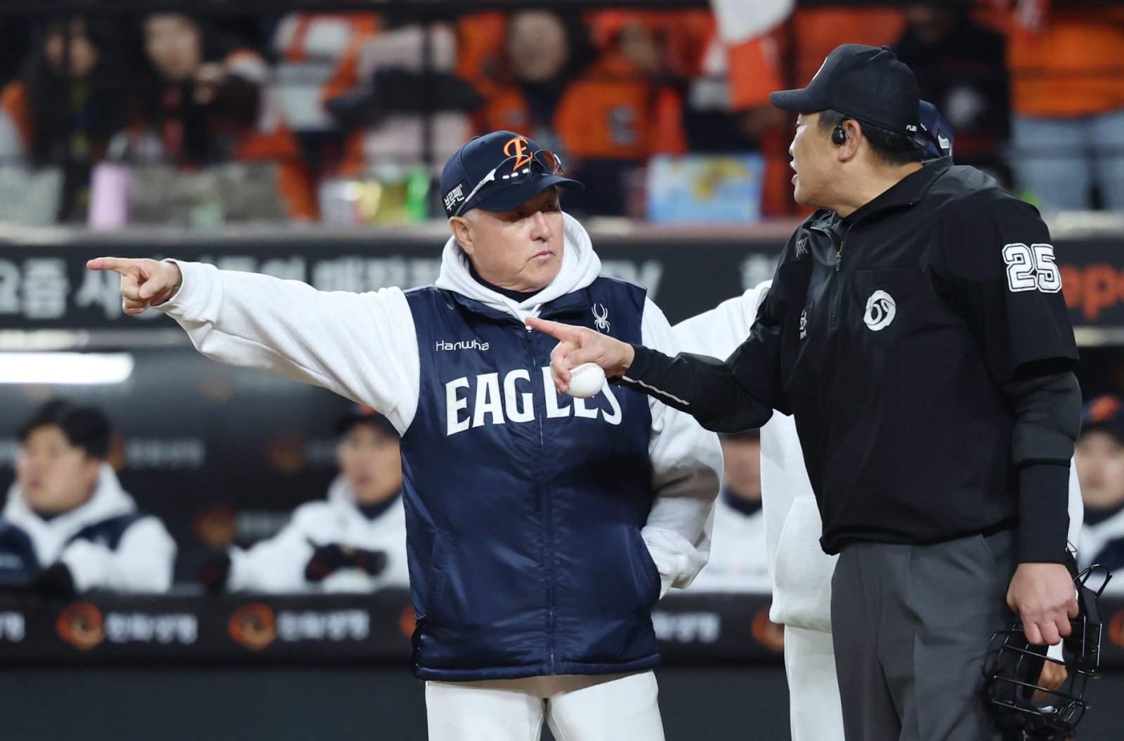 김경문 한화 감독이 29일 대전한화생명볼파크에서 열린 LG와 KS 3차전에서 2회말 오지환의 고의낙구 상황이 벌어진 뒤 심판진에게 항의하고 있다. 대전｜뉴시스