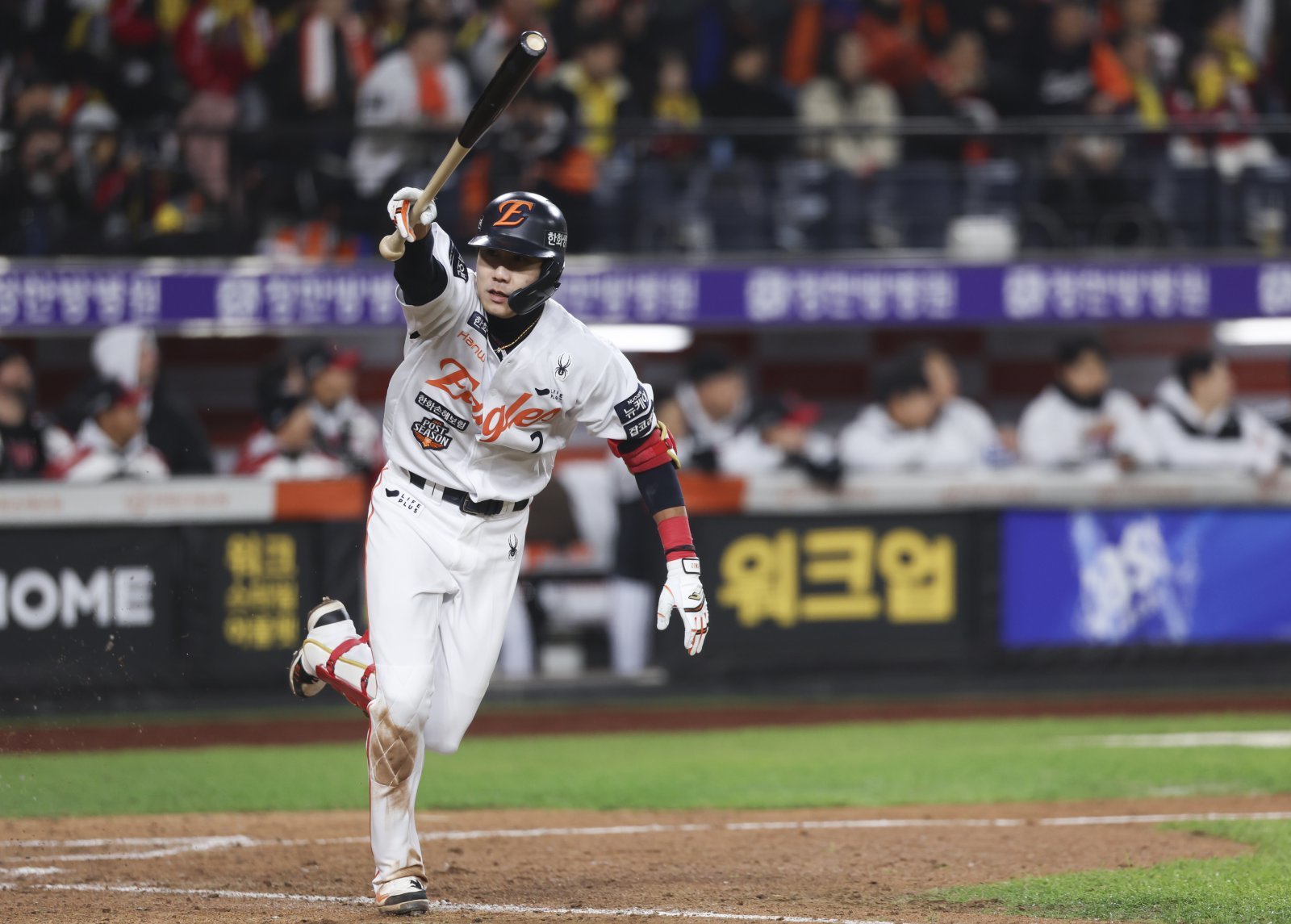 한화 심우준이 29일 대전한화생명볼파크서 열린 KS 3차전 8회말 2사 만루서 역전 결승 2타점 2루타를 쳐낸 뒤 덕아웃을 바라보며 환호하고 있다. 한화는 올해 KS 첫 타석서 귀중한 결승타를 쳐낸 심우준의 활약을 앞세워 7-3으로 승리를 거뒀다. 대전|뉴시스