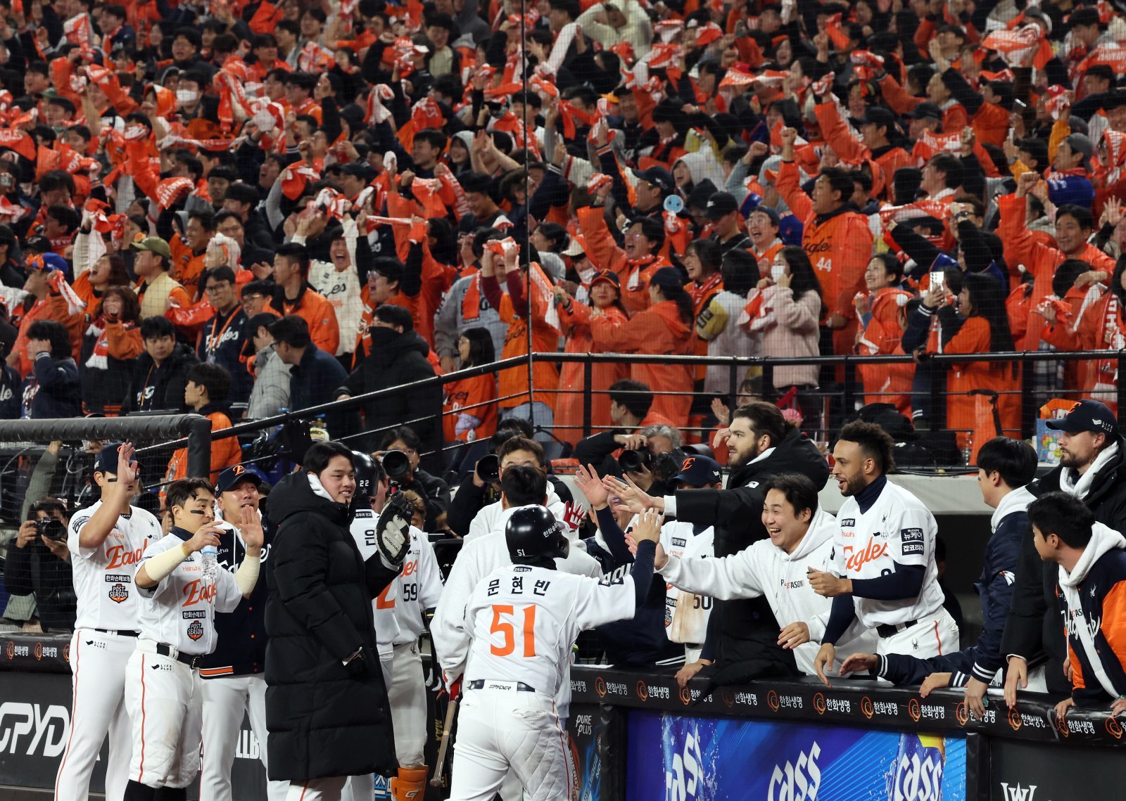 문현빈(51번) 등 한화 선수들이 29일 대전한화생명볼파크서 열린 KS 3차전 8회말 2사 만루서 심우준의 2타점 2루타로 역전에 성공한 뒤 환호하고 있다. 한화는 올해 KS 첫 타석서 귀중한 결승타를 쳐낸 심우준의 활약을 앞세워 7-3으로 승리를 거뒀다. 대전|뉴시스