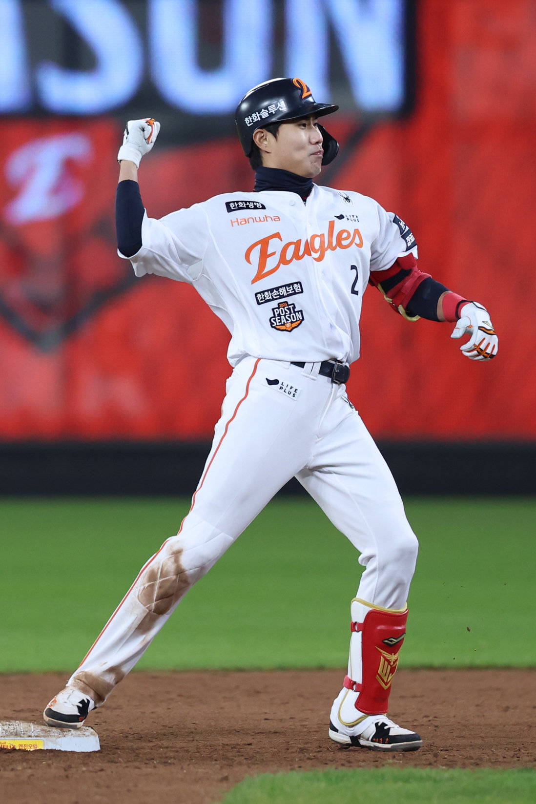 한화 심우준이 29일 대전한화생명볼파크서 열린 KS 3차전 8회말 2사 만루서 역전 결승 2타점 2루타를 쳐낸 뒤 환호하고 있다. 한화는 올해 KS 첫 타석서 귀중한 결승타를 쳐낸 심우준의 활약을 앞세워 7-3으로 승리를 거뒀다. 대전|뉴시스