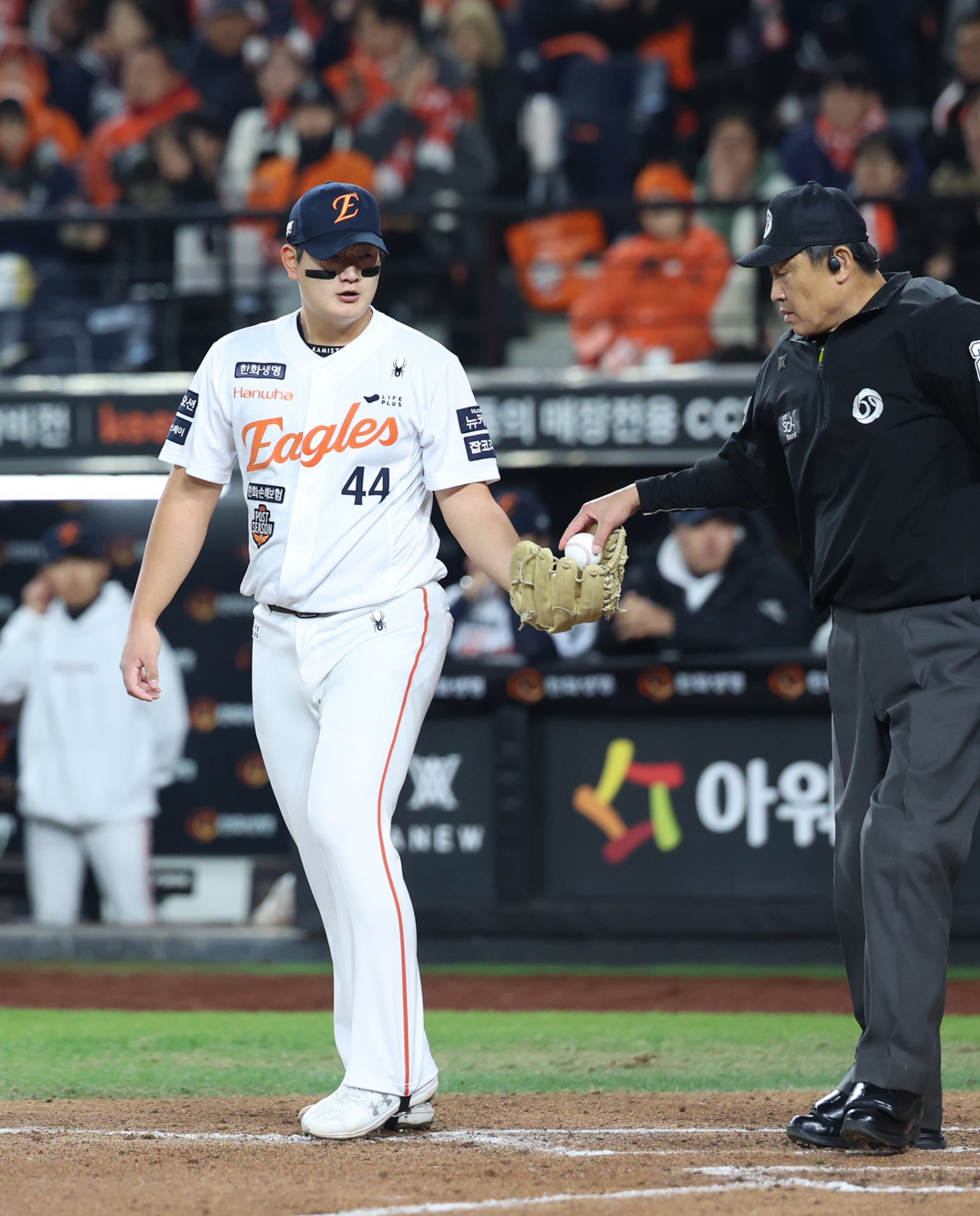 한화 김서현(왼쪽)이 29일 대전한화생명볼파크서 열린 KS 3차전 8회초 폭투를 범한 뒤 심판에게 공을 건네받고 있다. 김서현은 1.2이닝을 무실점으로 틀어막고 팀의 7-3 승리를 지켜내며 데뷔 첫 PS 승리투수가 됐다. 대전|뉴시스