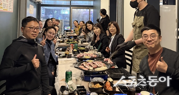 포항시가 지난 18일 중국 광저우 지역 주요 여행업계 관계자들을 초청해 포항의 해양·산업·문화 관광자원을 소개한 후 기념촬영을 하고 있다. 사진제공ㅣ포항시