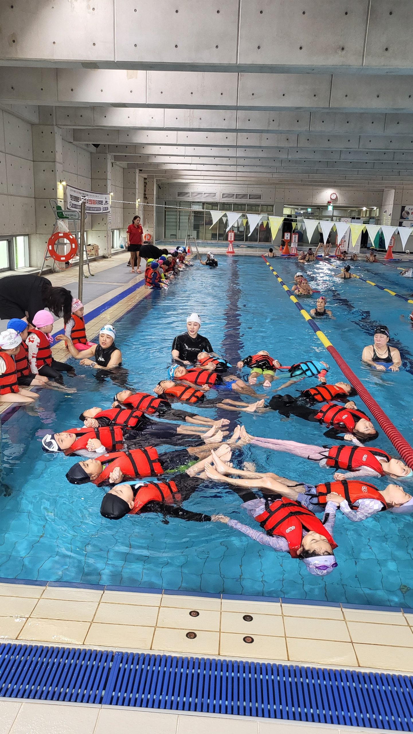 수영은 생명, 건강과 직결된 종목으로 연령층이 다양하고 진입장벽도 낮다. 요람에서 무덤까지 함께하며 생활체육은 선택이 아닌 필수임을 보여주는 종목이다. 사진은 2016년 창설돼 회원 2000여명을 유치한 경남진주스포츠수영클럽. 사진제공│강병진 경남진주스포츠수영클럽 강사