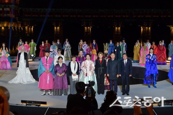 경북도와 경주시가 월정교 수상 특설무대에서 ‘APEC 2025 KOREA 한복패션쇼’를 개최했다. 사진제공 ㅣ 경북도