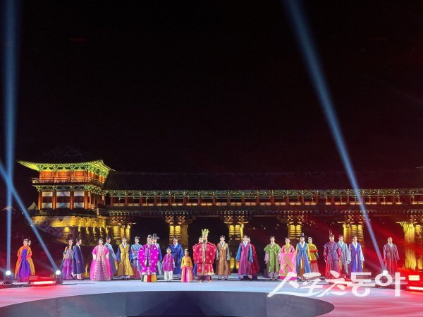 경주 월정교 수상 특설무대에서 ‘APEC 2025 KOREA 한복패션쇼’가 진행되고 있다. 사진제공 ㅣ 경북도