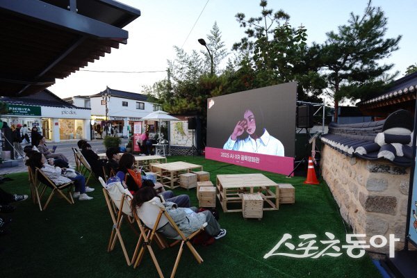 관광객들이 경주 황리단길 일원 골목 영화관에서 영화를 관람하고 있다. 사진제공 ㅣ 경북도