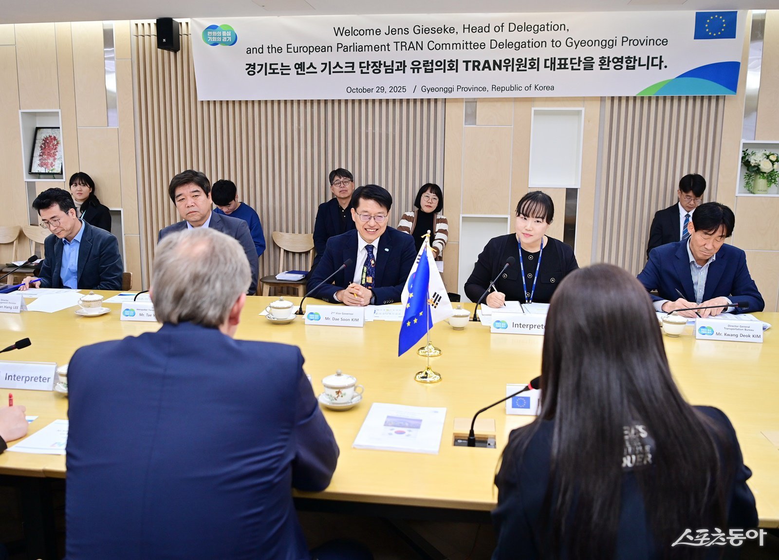 김대순 경기도 행정2부지사는 지난 29일 경기도 북부청사 상황실에서 유럽의회 교통·관광위원회(TRAN) 대표단을 접견하고 교통정책 및 미래 모빌리티 산업 협력 강화 방안을 논의했다. 사진제공|경기도