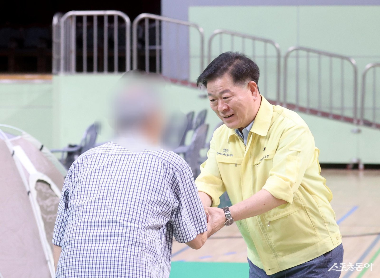 박승원 광명시장이 지난 7월 소하동 아파트 화재 사고 임시 대피소(광명시민체육관)를 찾아 이재민을 위로하고 있다. 사진제공｜광명시