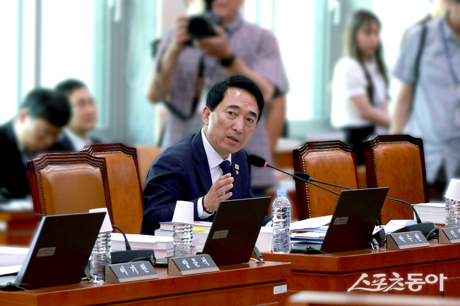 국회 문화체육관광위원회 박수현 의원(더불어민주당·충남 공주·부여·청양)은 지난 29일 종합 국정감사에서 정부광고 수수료의 법적 집행 방식과 관련해 문화체육관광부(이하 문체부)와 언론진흥재단을 대상으로 문제점을 지적했다(질의 모습). 사진제공｜박수현 의원