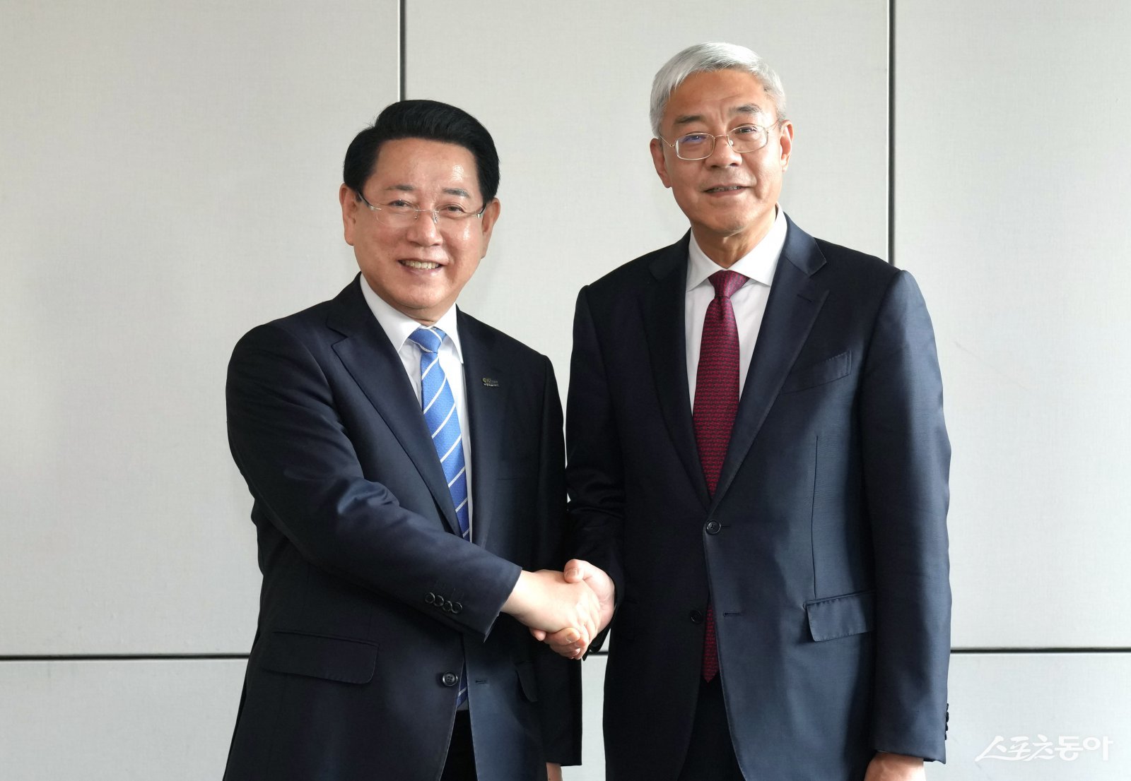 김영록 전라남도지사가 지난 29일 서울 포시즌스호텔에서 열린 ‘제3회 한중지사성장회의’에서 인훙 중국 장시성 당서기와 회담을 갖고 기념촬영을 하고 있다. 사진제공=전남도