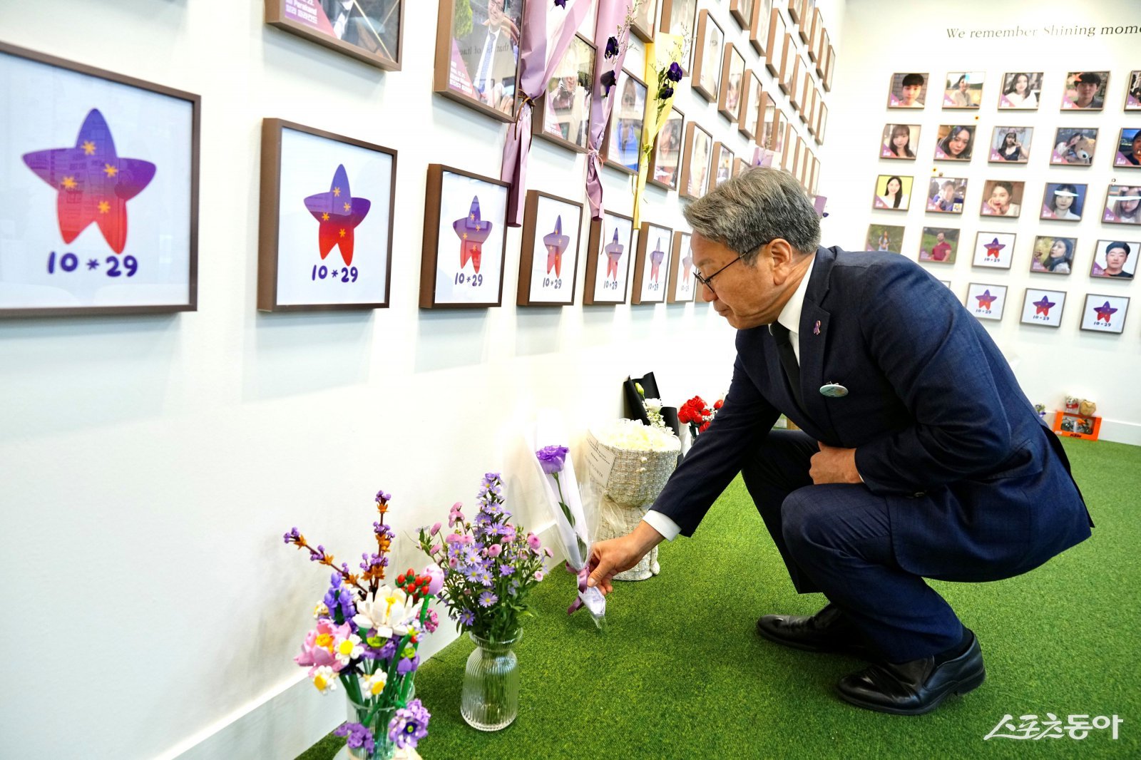 강기정 광주광역시장이 이태원 참사 3주기를 맞아 지난 29일 서울에서 열린 ‘10·29 이태원참사 3주기 기억식’에 참석해 희생자들을 추모하고 있다. 사진제공=광주광역시