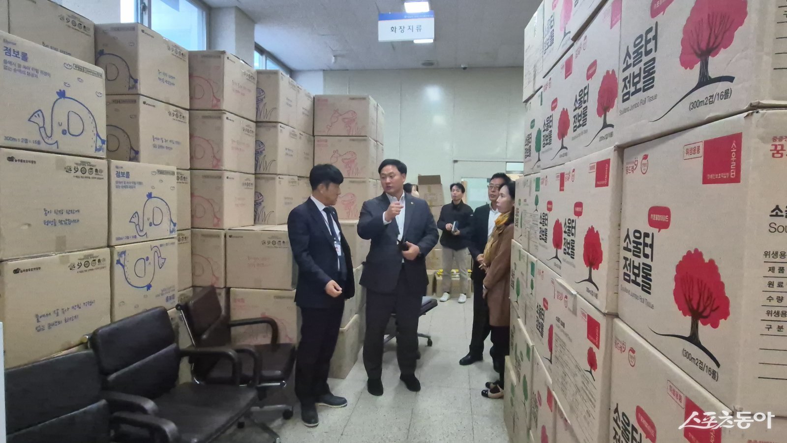 경기도의회 고준호 의원(국민의힘, 파주1)이 지난 29일 서울시장애인생산품판매시설(시설장 이상익)을 방문해 서울특별시, 경기도 장애인복지과, 경기도의회 보건복지전문위원실 관계자들과 함께 장애인생산품판매시설 운영의 주요 현안에 대한 제도 개선방안을 논의했다. 사진제공|고준호 의원