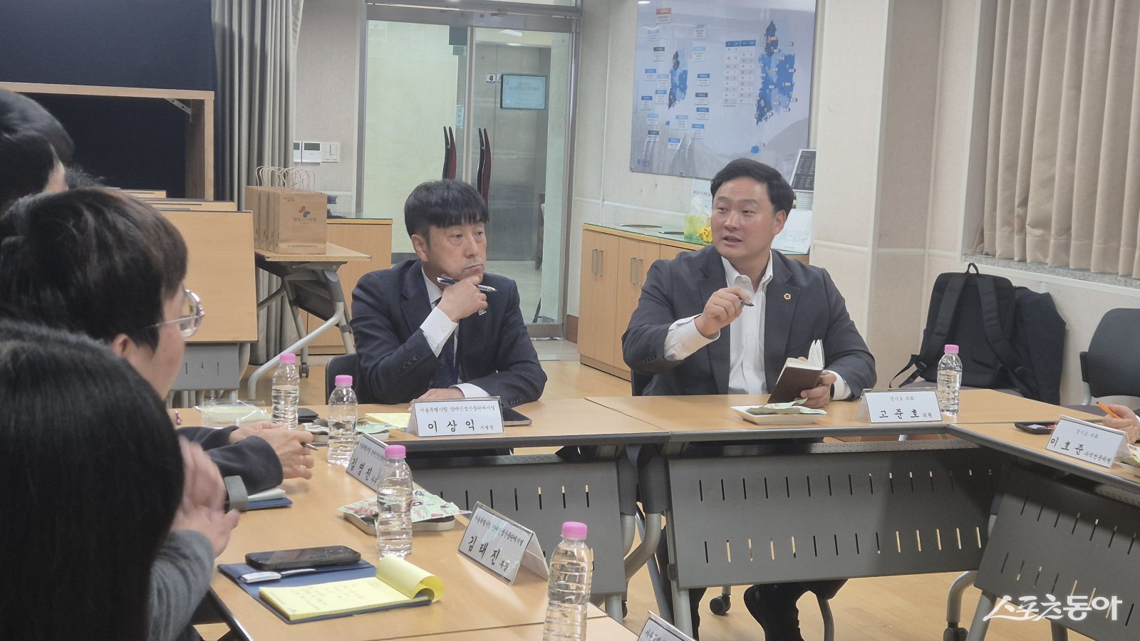 경기도의회 고준호 의원(국민의힘, 파주1)이 지난 29일 서울시장애인생산품판매시설(시설장 이상익)을 방문해 서울특별시, 경기도 장애인복지과, 경기도의회 보건복지전문위원실 관계자들과 함께 장애인생산품판매시설 운영의 주요 현안에 대한 제도 개선방안을 논의했다. 사진제공|고준호 의원