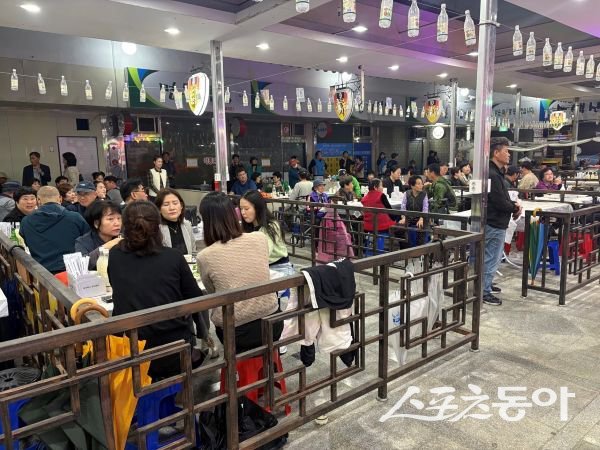 지난해 막걸리 축제에서 사람들이 즐기고 있는 모습. 사진제공ㅣ영주시