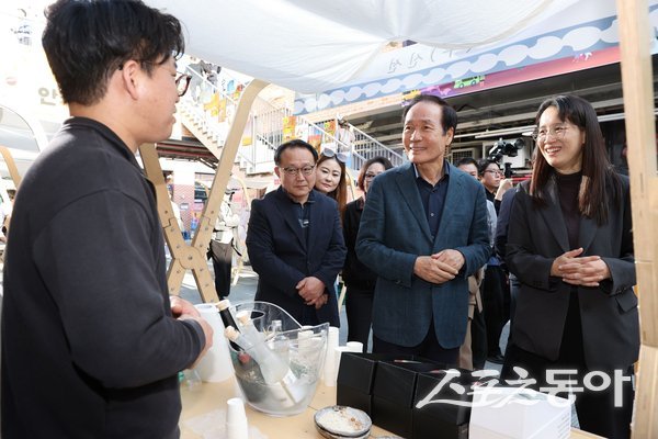 김주수 군수가 술래길 작은 양조장 축제장에서 청년양조인과 인사하고 있는 모습. 사진제공ㅣ의성군