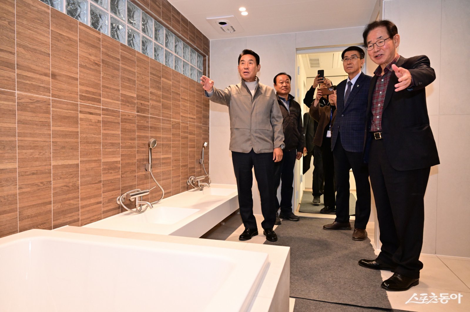 백영현 시장(윈쪽)은 기업 현장 방문으로 소통행정 이어가 있다. 사진제공ㅣ포천시