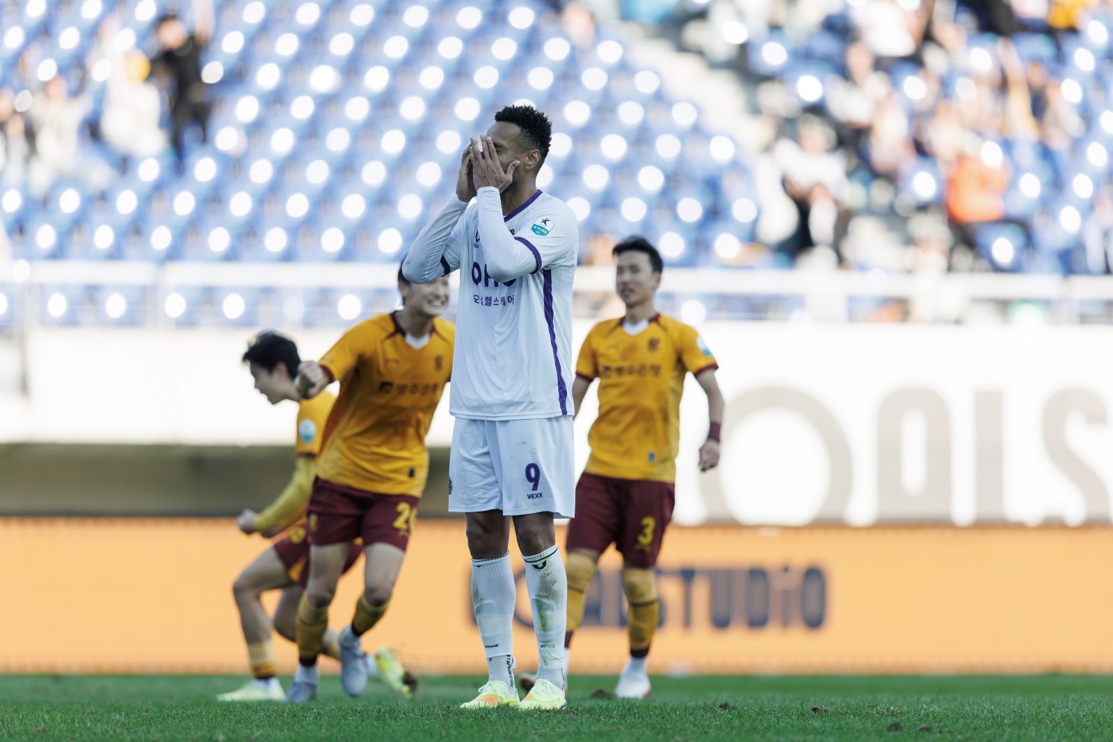 안양 공격수 모따가 25일 광주와 원정경기 후반 추가시간 페널티킥을 실축한 뒤 아쉬워하고 있다. 사진제공|한국프로축구연맹