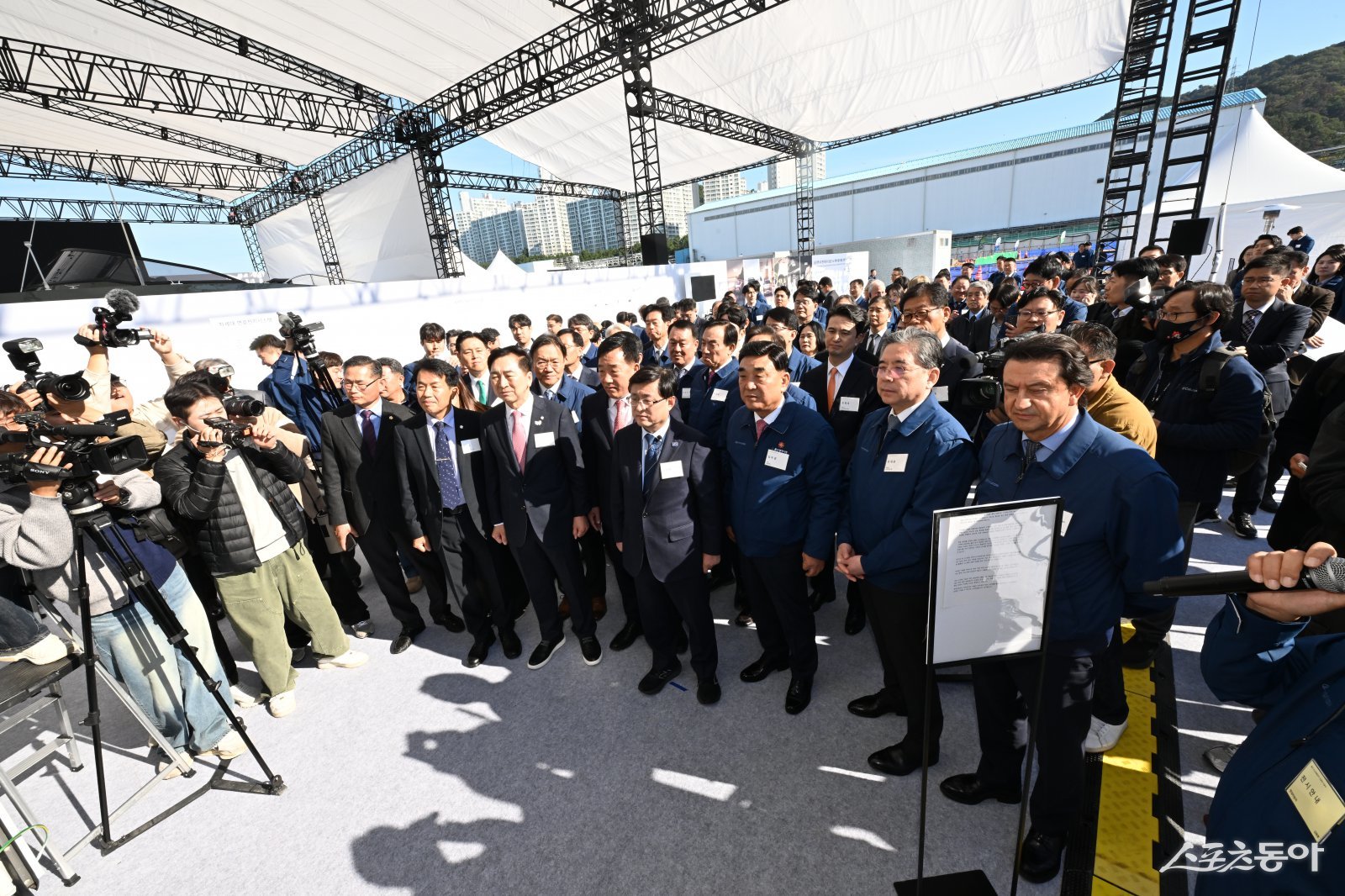 현대차 울산 수소연료전지 신공장 기공식에 참석한 주요 인사들이 현장에 설치된 연료전지를 활용한 수소 모빌리티 등 전시품에 대한 설명을 듣고 있다. 호세 무뇨스 현대차 대표이사 사장, 장재훈 현대차그룹 부회장, 김두겸 울산시장, 김성환 기후에너지환경부 장관(사진 앞줄 오른쪽부터).사진제공|현대차