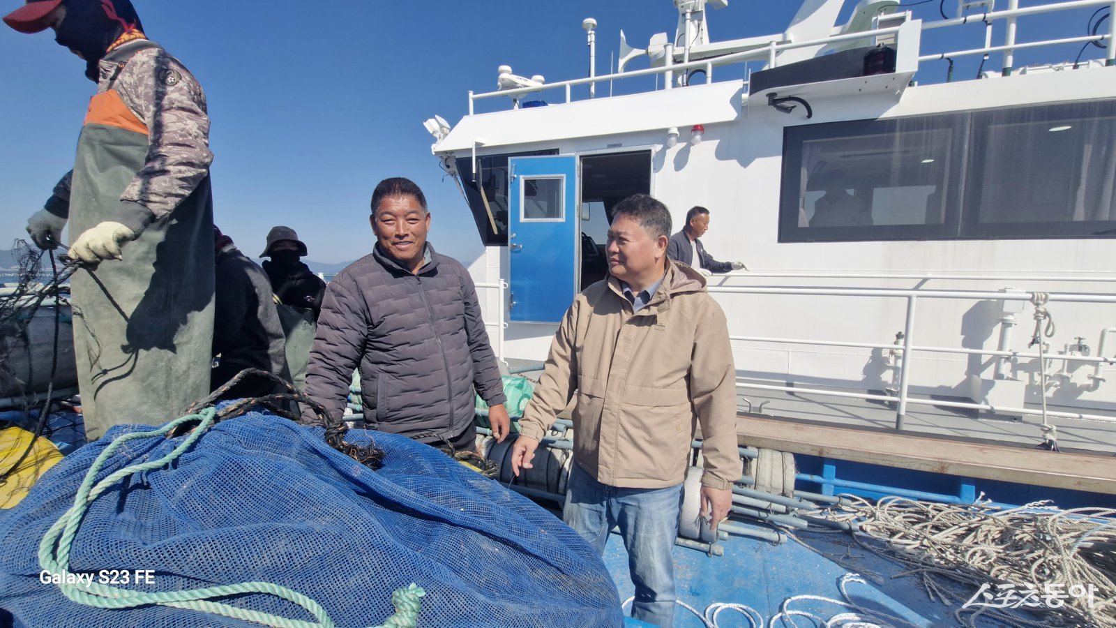 노영환 장흥군 부군수가 지난 29일 득량만 일대 해조류 양식장을 찾아 어민들의 애로사항을 청취하고 해조류 작황을 점검했다. 사진제공=장흥군