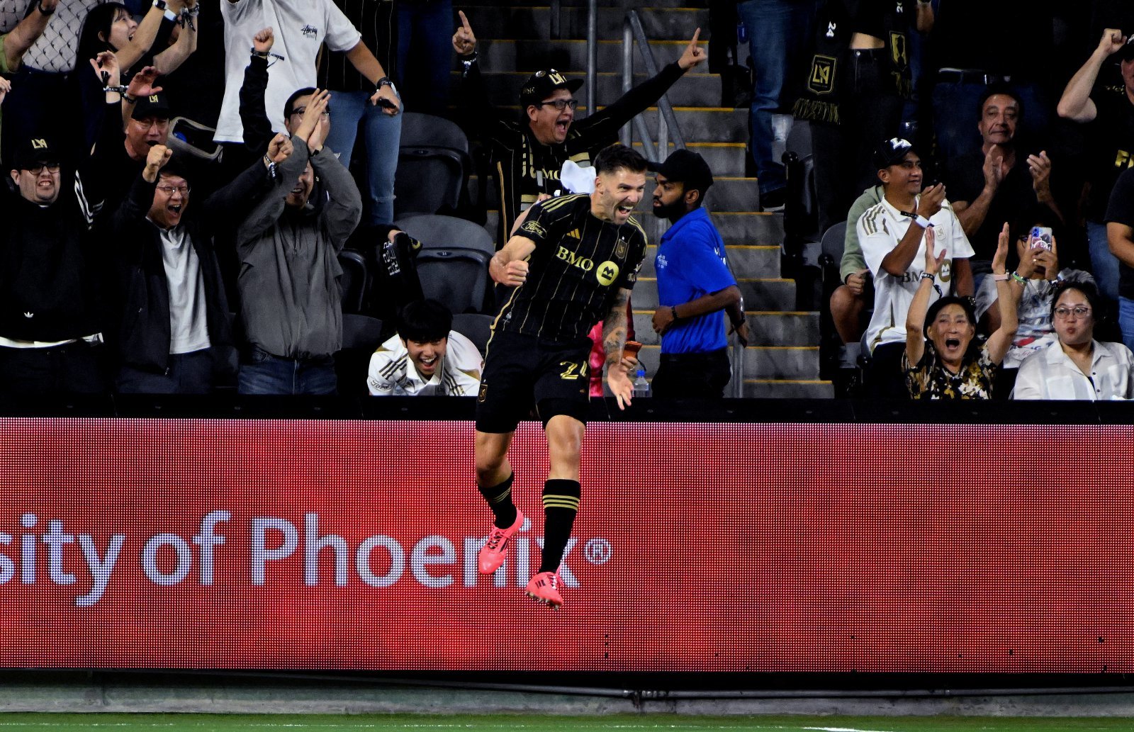 LAFC 라이언 홀링스헤드가 30일 BMO스타디움서 열린 오스틴과 MLS 서부 콘퍼런스 플레이오프 1라운드 홈 1차전서 상대 자책골로 선제골을 유도한 뒤 환호하고 있다. LA|AP뉴시스