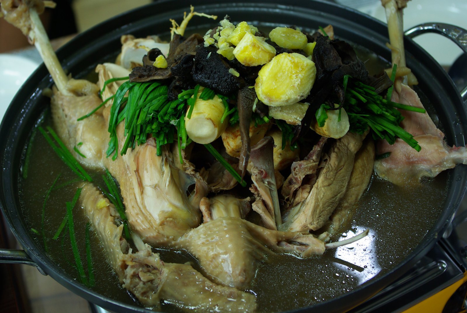 ‘약재’가 아닌 ‘식재료’로서의 인삼은 닭 특유의 잡내를 완벽하게 없애준다