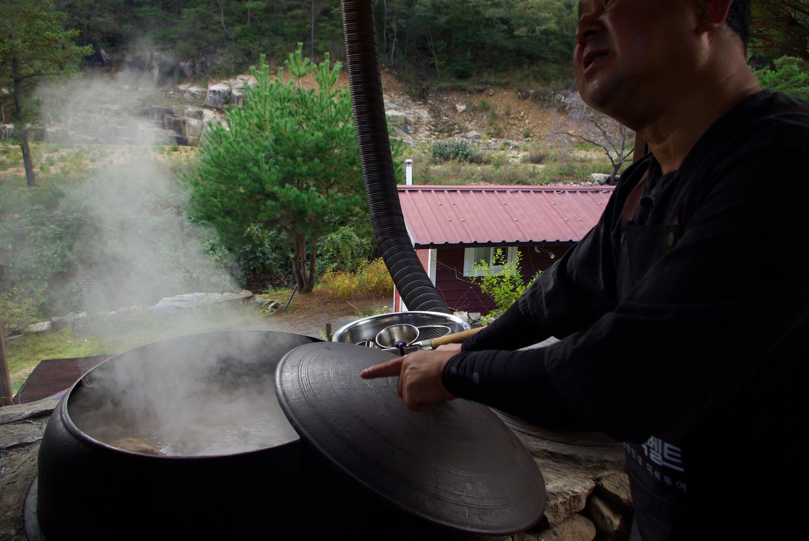 신안골모퉁이식당의 가마솥 백숙에 들어가는 재료를 설명하고 있는 사장.