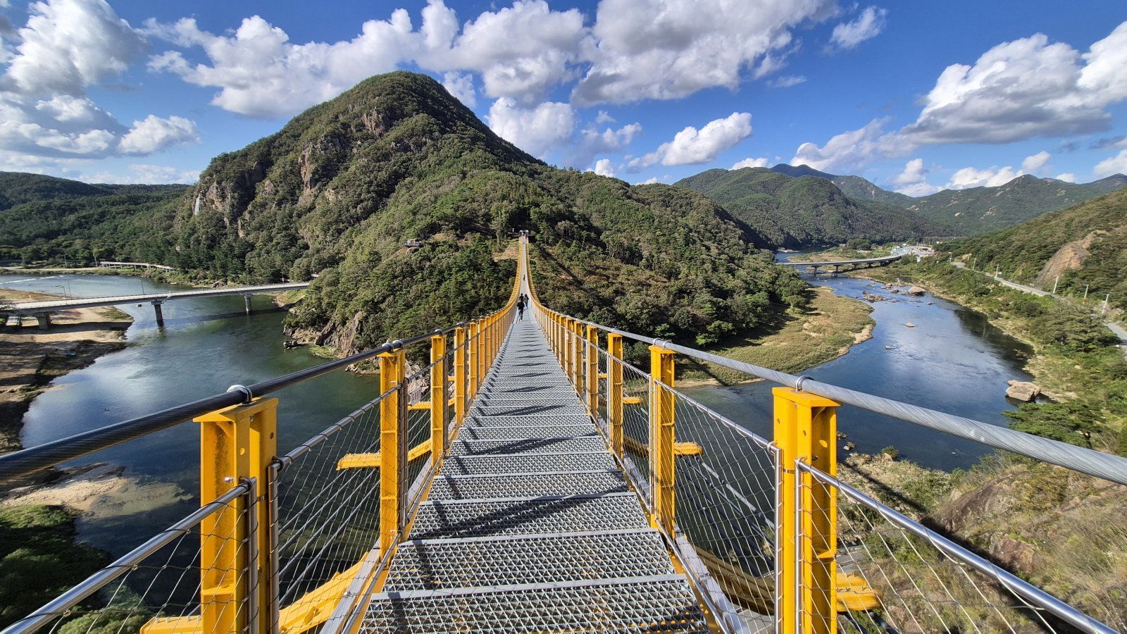 월영산 출렁다리. 금강 상류의 경관에 눈이 시원해진다.