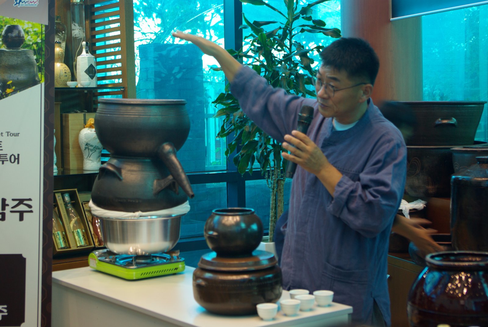 금산인삼주 체험관에서 직원이 소줏고리로 증류 인삼주를 만드는 전통방식에 대해 설명하고 있다