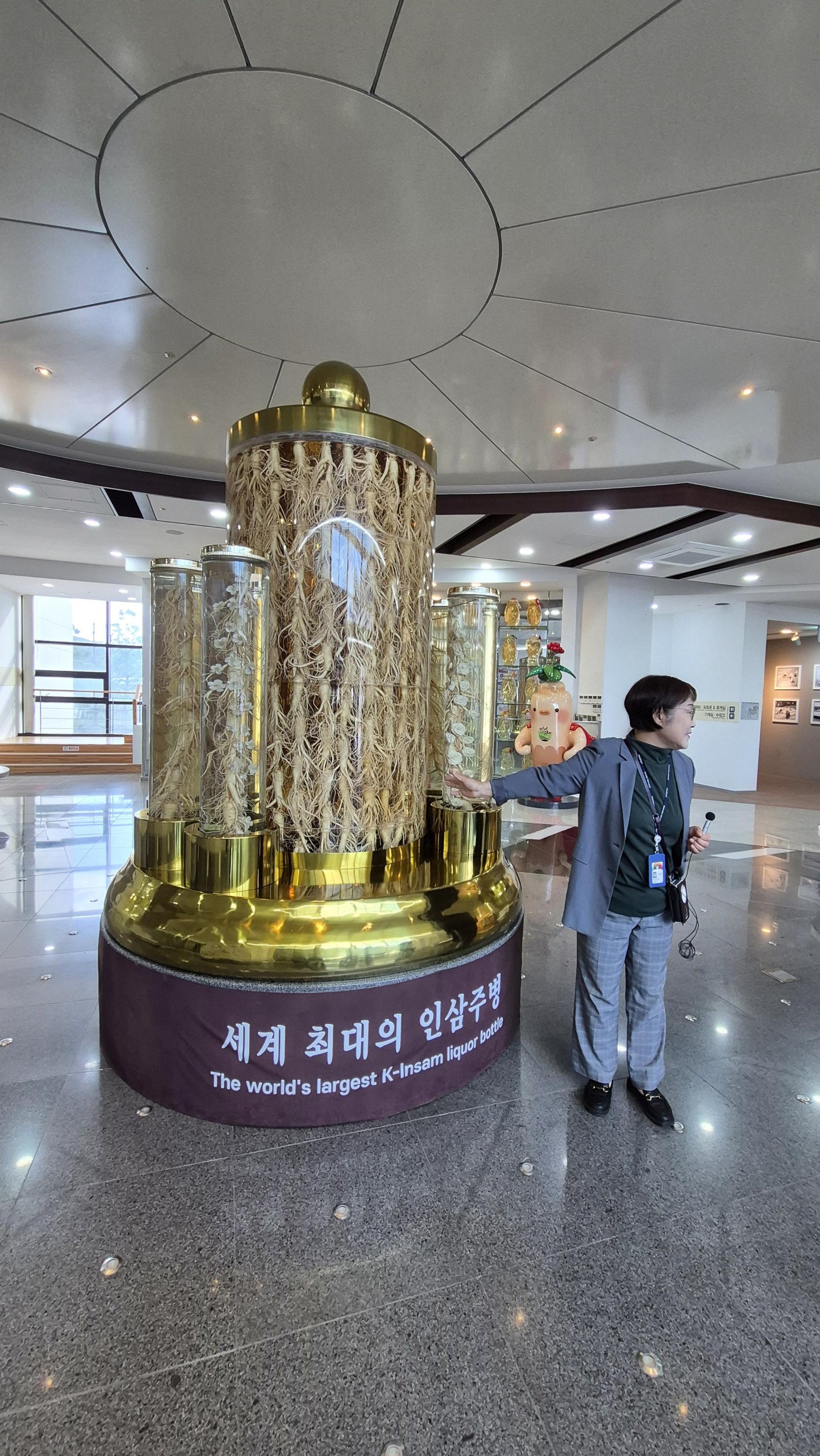 금산인삼관에서 해설사가 세계 최대의 인삼주병을 소개하고 있다.