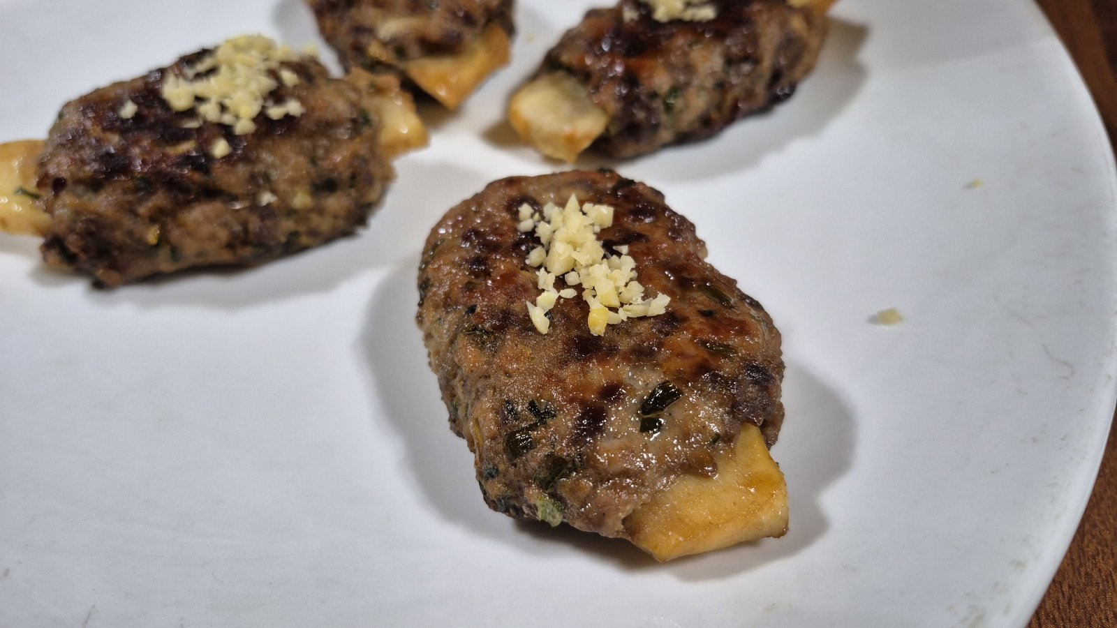 금산에서도 맛과 품격으로 손꼽히는 프리미엄 인삼 한정식당 ‘조무락’. 인삼을 활용한 요리들로 유명하다. 사진은 인삼떡갈비.