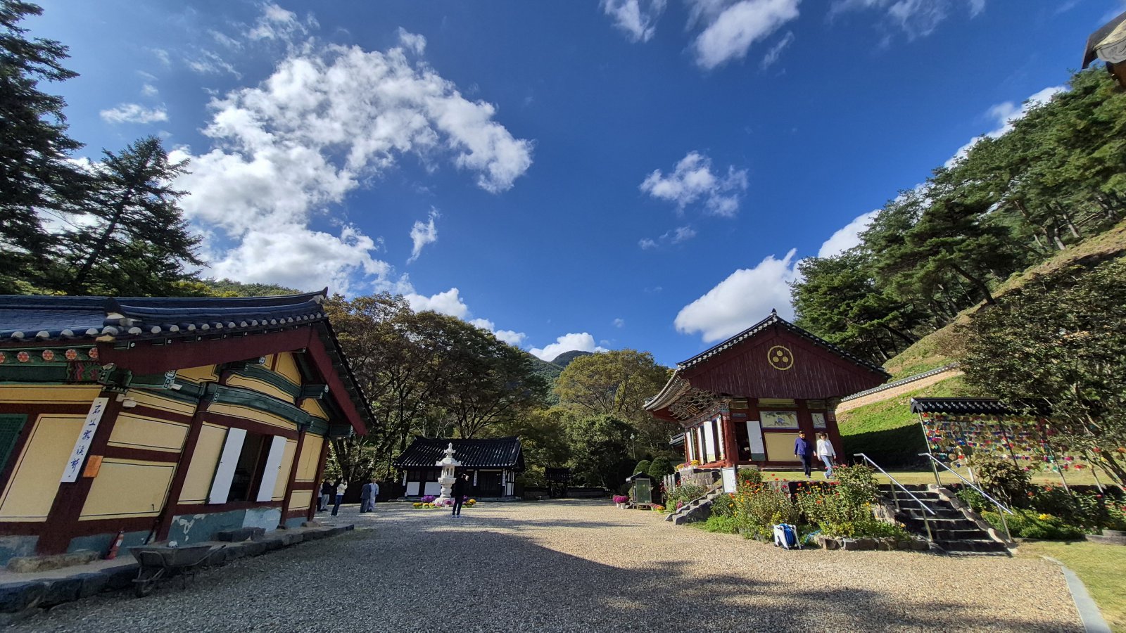 꽃무릇(상사화)으로도 유명한 금산 보석사. 공원처럼 깔끔한 데다 곳곳의 화단이 눈길을 끄는 아름다운 사찰이다. 주지스님인 장곡스님의 손길이 닿지 않은 곳이 없다.
