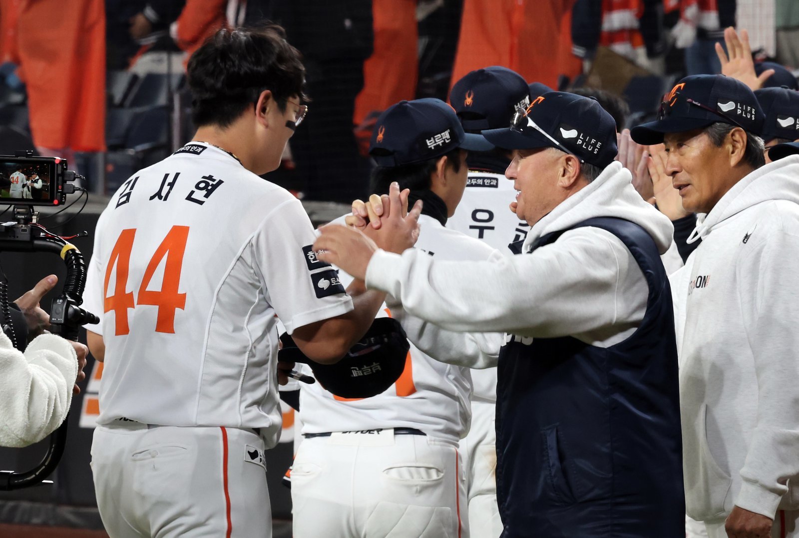 한화 김서현(왼쪽)이 29일 대전한화생명볼파크에서 열린 ‘2025 신한 SOL 뱅크 KBO PS’ LG와 한국시리즈 3차전을 마친 뒤 김경문 감독(오른쪽 두 번째)으로부터 격려를 받고 있다. 대전｜뉴시스