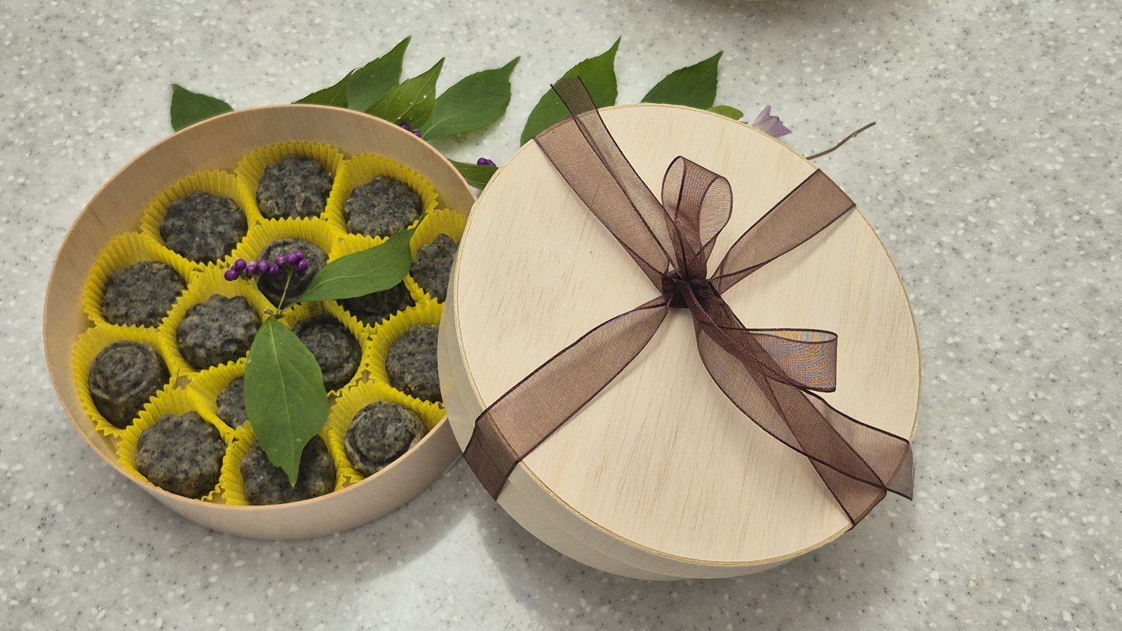 다락원 쿠킹체험장에서 직접 만든 ‘심마니볼’. 커다란 보울 속의 재료를 조물조물 반죽한 뒤 틀에 넣어 모양을 낸다.