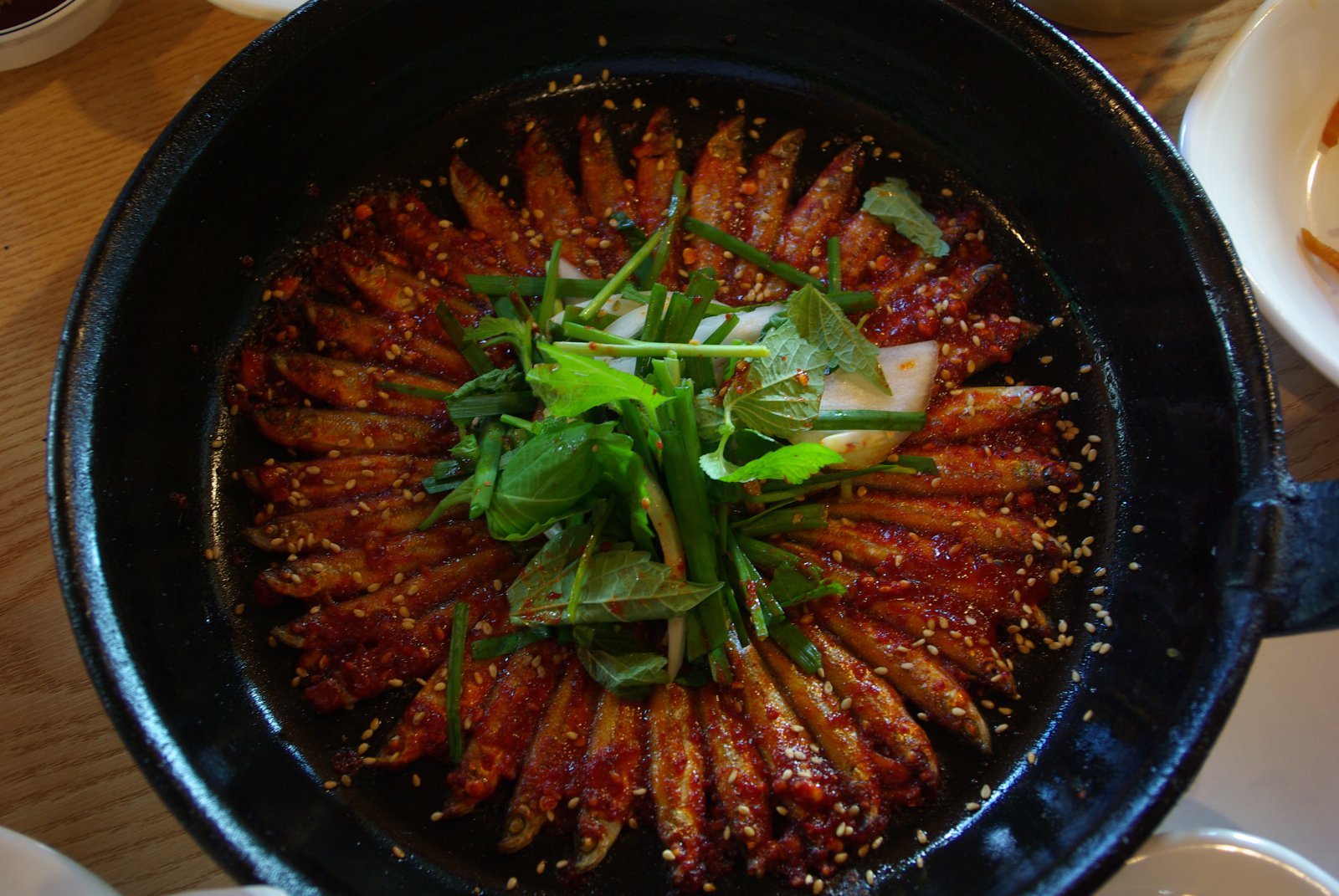 도리뱅뱅이는 작은 민물생선에 고추장 베이스의 양념을 발라 구운 뒤 팬에 빙 둘러 내놓는 향토음식이다. 보는 재미도 있다. 지역에 따라 어종이 달라진다. 빙어가 자주 사용되는데 피라미, 버들치를 쓰는 곳도 있다고 한다. 파주인가 철원 쪽에서는 쉬리 도리뱅뱅이를 먹은 기억이 있다. 이 독특한 음식의 오리지널은 충북 단양이라고 한다.