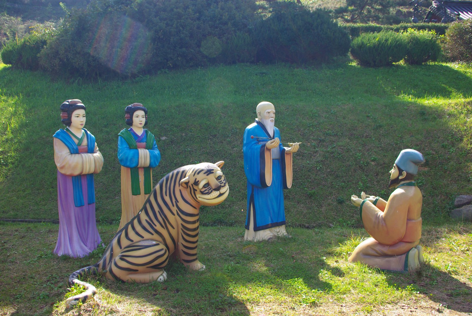 1500년 전, 강씨 성을 가진 선비가 어머니의 병을 고치기 위해 진악산 관음굴에서 기도한 끝에 꿈에 신선으로부터 인삼을 전해 받았다는 금산 인삼의 설화. 금산군청은 강처사의 집과 설화를 재현한 개삼터 공원을 운영하고 있다.