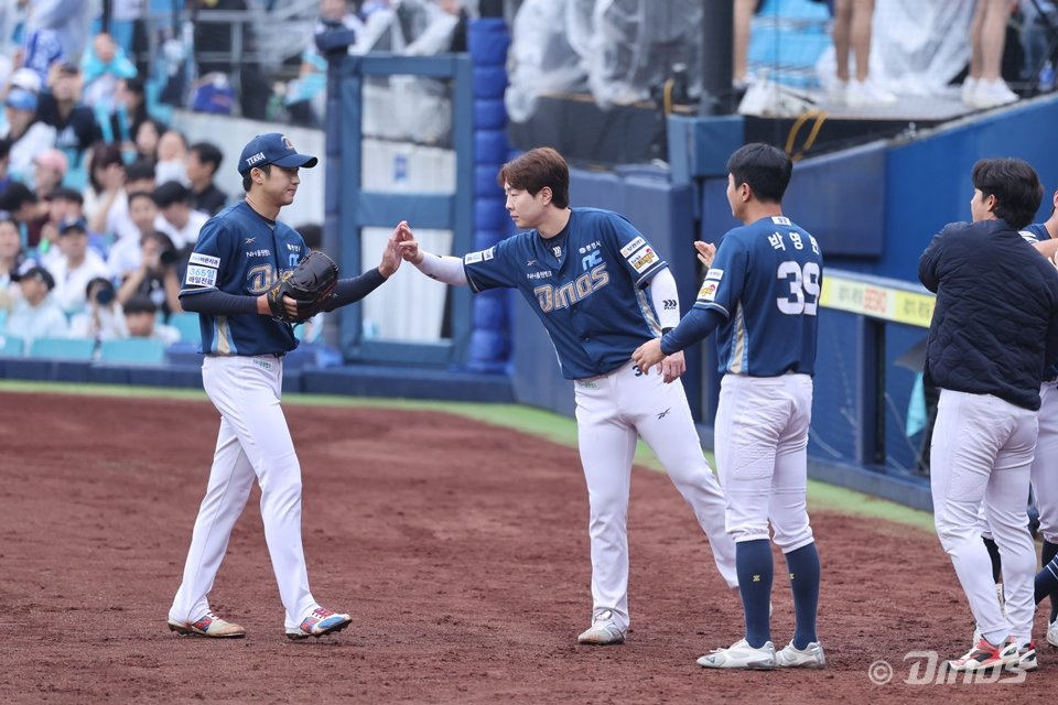 NC 구창모(왼쪽 첫 번째)는 올 시즌 막판 인상적인 투구로 팀의 가을야구를 이끌었다. 흐름을 이어 데뷔 이후 처음으로 비시즌 훈련 루틴을 바꾸며 반등을 위한 힘찬 날갯짓에 나섰다. 사진제공｜NC 다이노스
