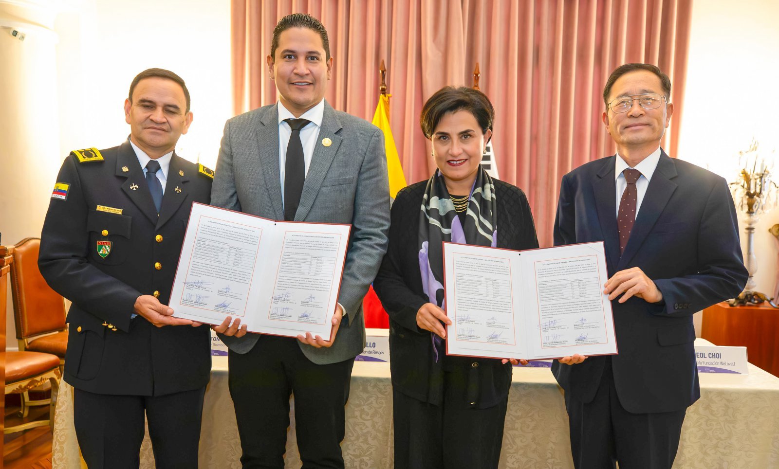 27일(현지시간) 에콰도르 피친차주 키토 외교부 청사 내 강당에서 열린 위러브유 소방 장비 기증식에서 참석자들이 기증서를 들고 기념촬영을 하고 있다. 왼쪽부터 워싱턴 볼리바르 아르세 로드리게스 키토 소방청 부청장,  호르헤 카리요 투티벤 국가재난관리처장, 마리아 가브리엘라 소메르펠드 로세로 외교부 장관, 최기철 위러브유 에콰도르 키토 지부장. 