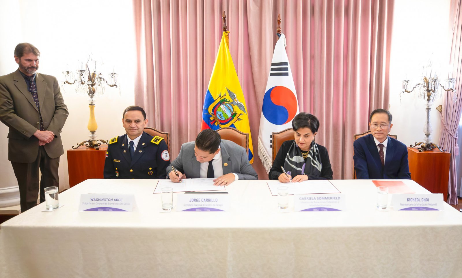 위러브유의 소방 장비 기증식에서 참석자들이 기증서에 서명하고 있다. 