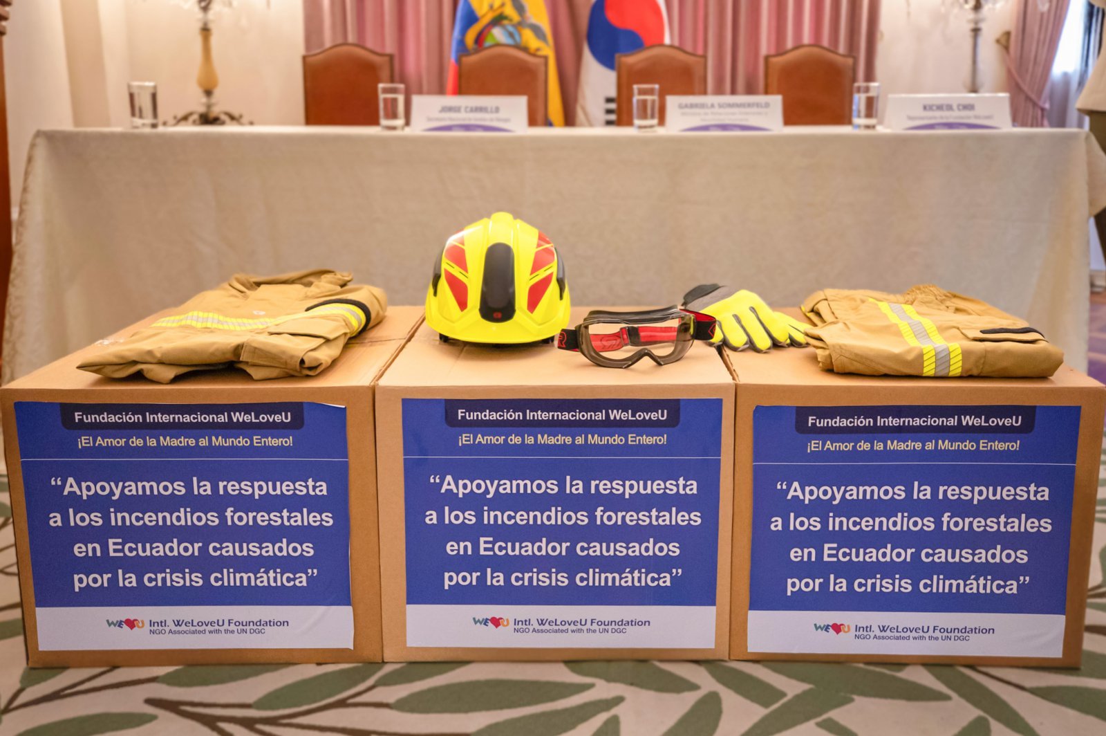 위러브유가 에콰도르 국가재난관리처에 소방용 안전헬멧·보호안경·방열복·방화장갑 등 소방 장비(5000만 원 상당)를 지원했다. 