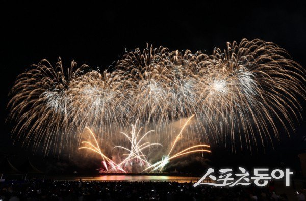 지난 29일 개최된 APEC 성공 개최 기원 불꽃쇼. 사진제공ㅣ포항시